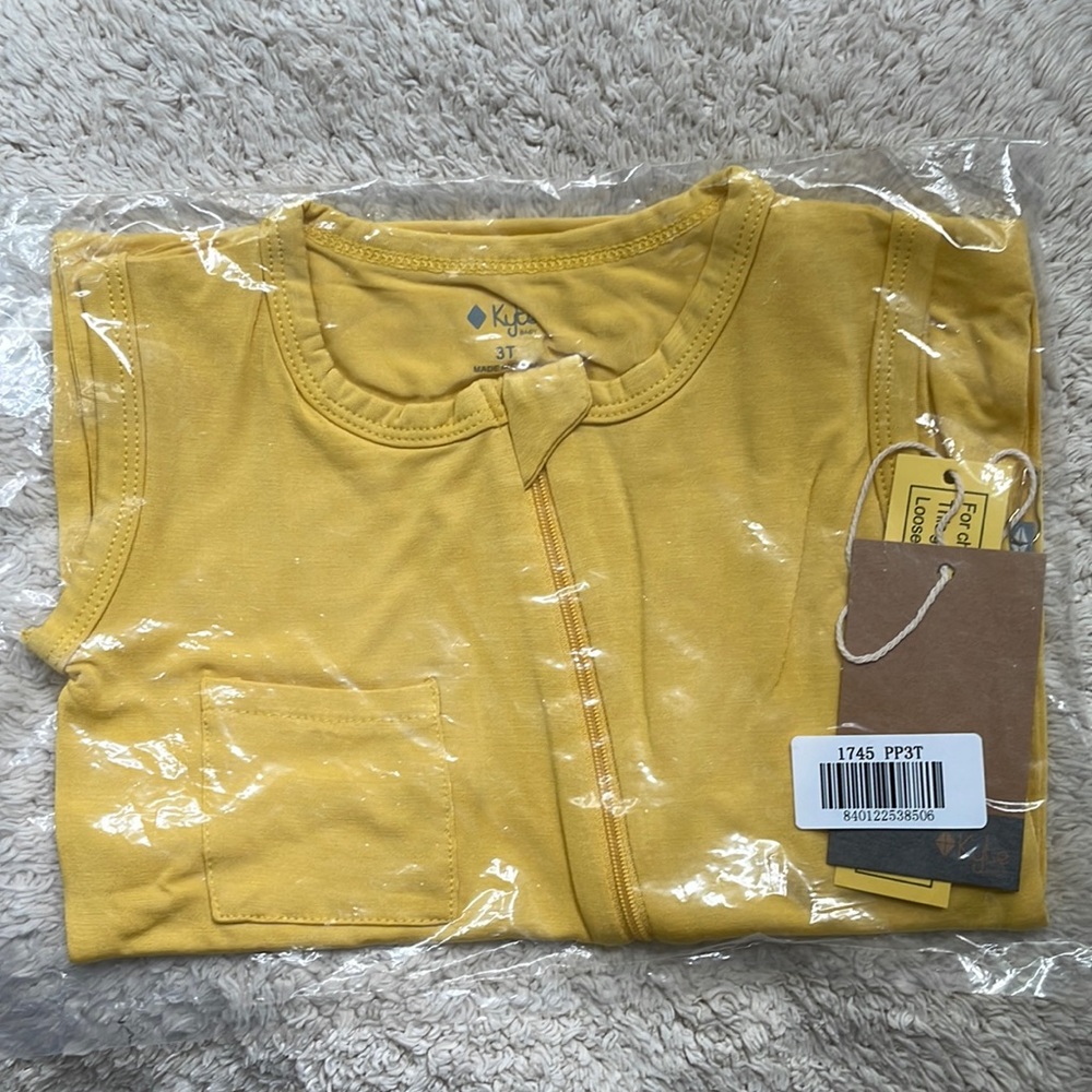 - NIB Kyte Baby zipper sleeveless romper in pineapple. 3T